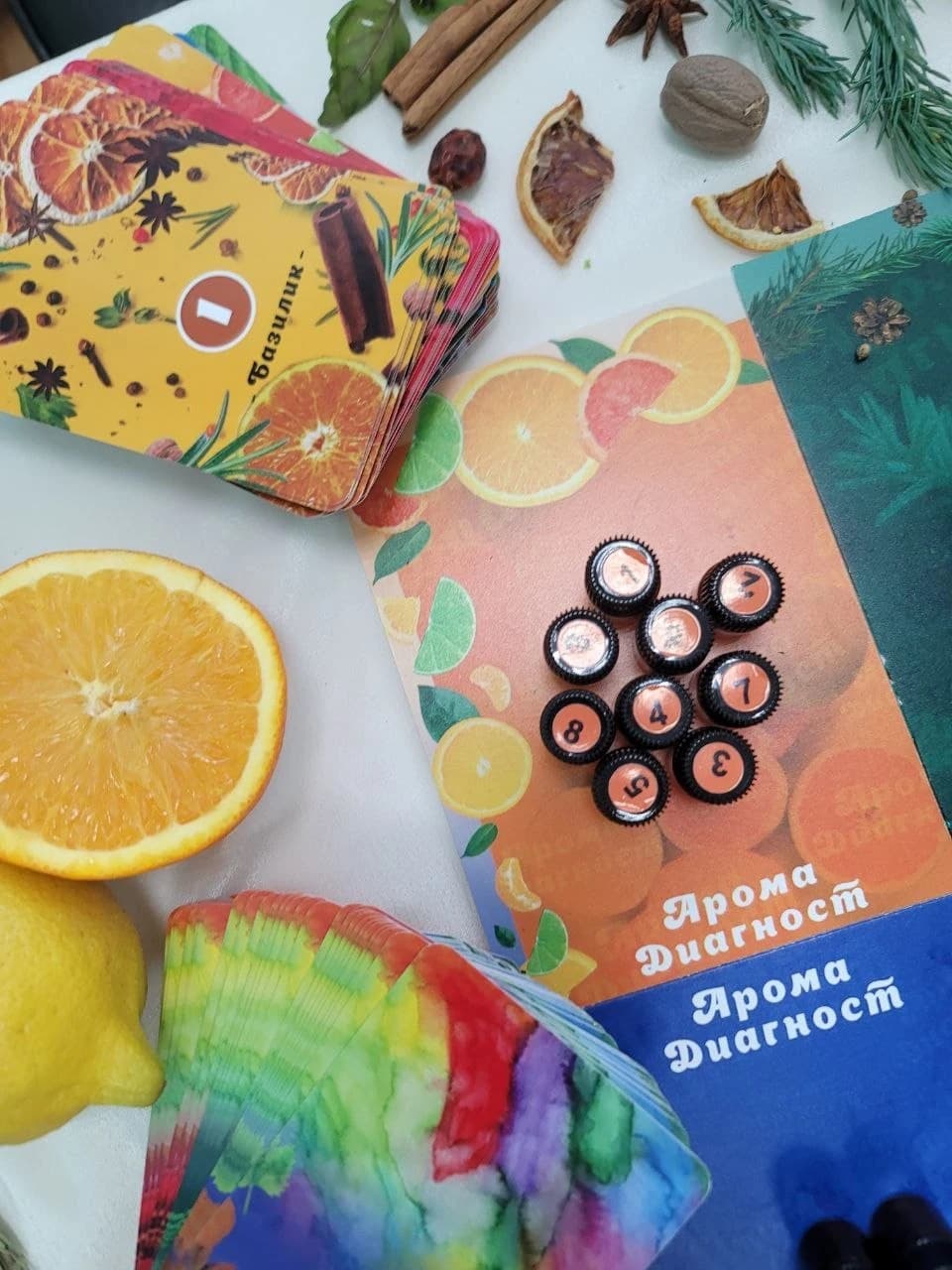 Карты, фрукты и специи трансформационной игры на столе
